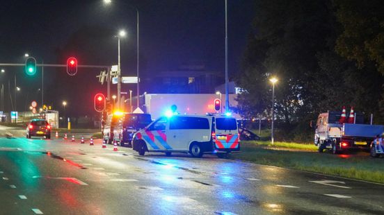 Automobilist gewond bij ongeluk op kruispunt in Assen. Automobilist gewond bij ongeluk op kruispunt in Assen.