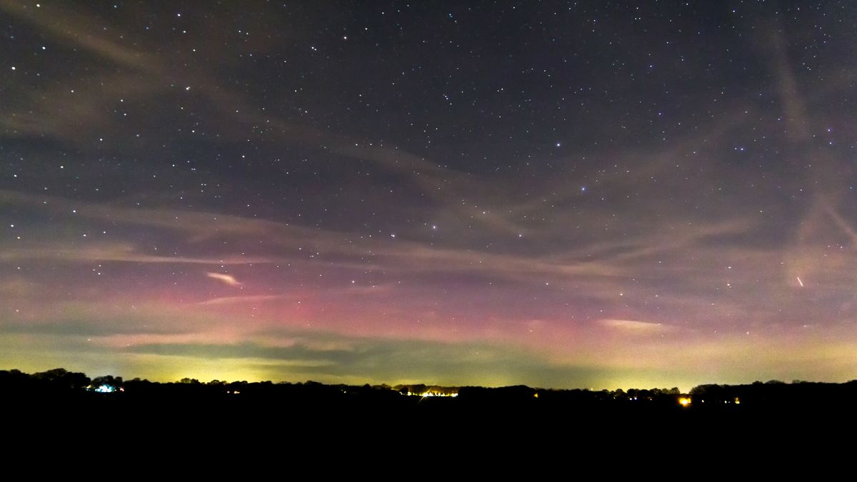 Noorderlicht schittert boven Drents landschap