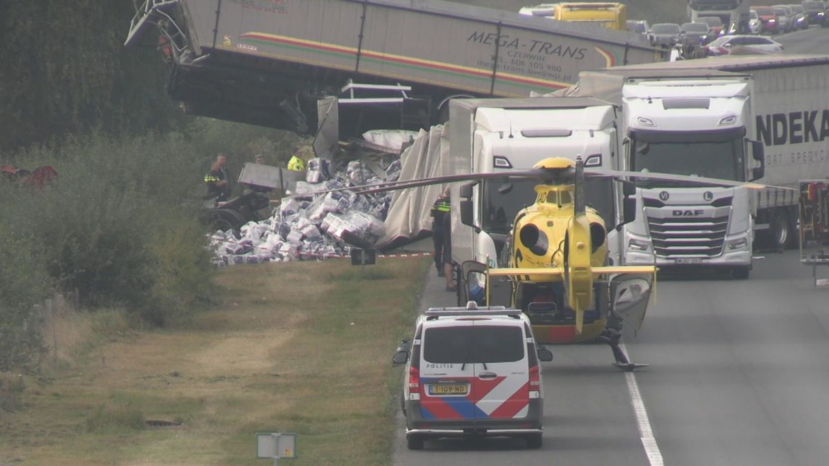 Dode bij ongeval met meerdere vrachtwagens op A73 bij afslag Belfeld