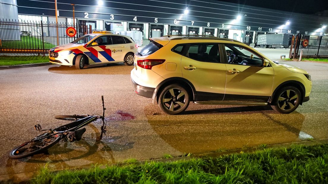De fietser botste achterop de auto