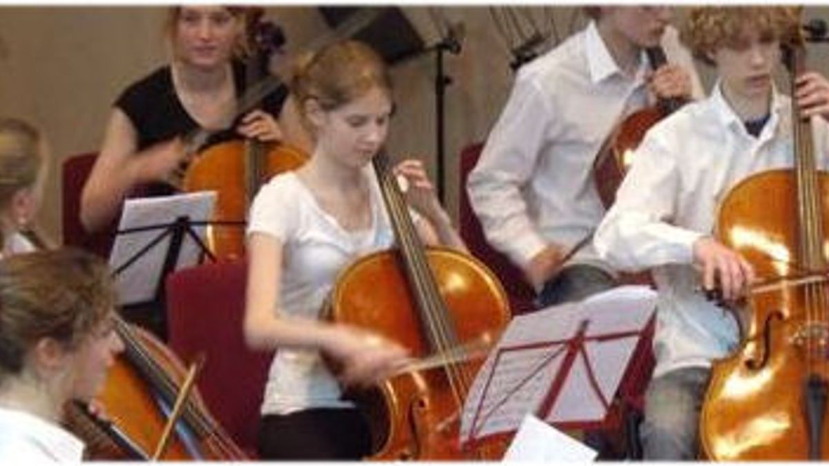 Jonge musici repeteren in Orvelte voor concert met orkest