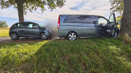 Gewonde bij kop-staartbotsing met rouwauto. Gewonde bij kop-staartbotsing met rouwauto.