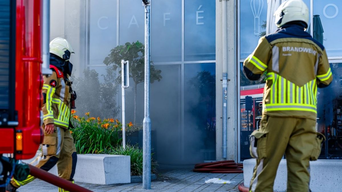 112 Nieuws: Brand bij restaurant in Enschede | Omgevallen boom blokkeert weg in Markelo