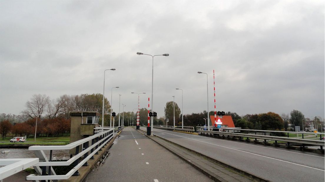 De Coenecoopbrug als hij wel dicht is