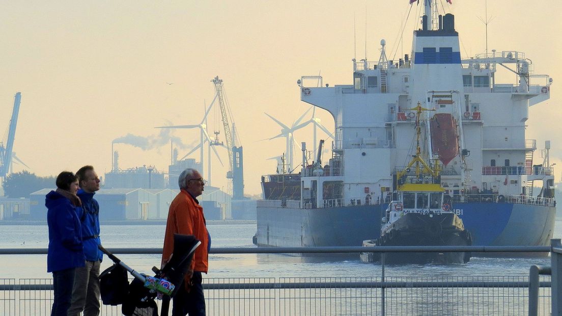 Een sleper van Multraship begeleidt een zeeschip op het kanaal van Gent naar Terneuzen