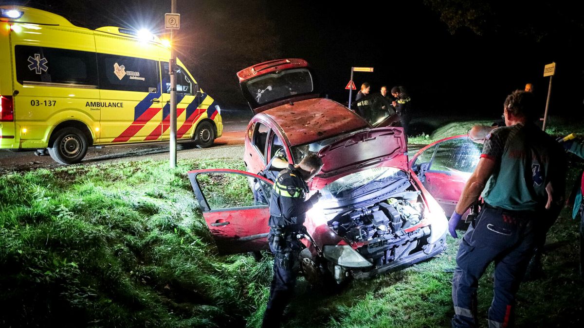 Auto raakt zwaar beschadigd in Weiteveen, inzittenden spoorloos