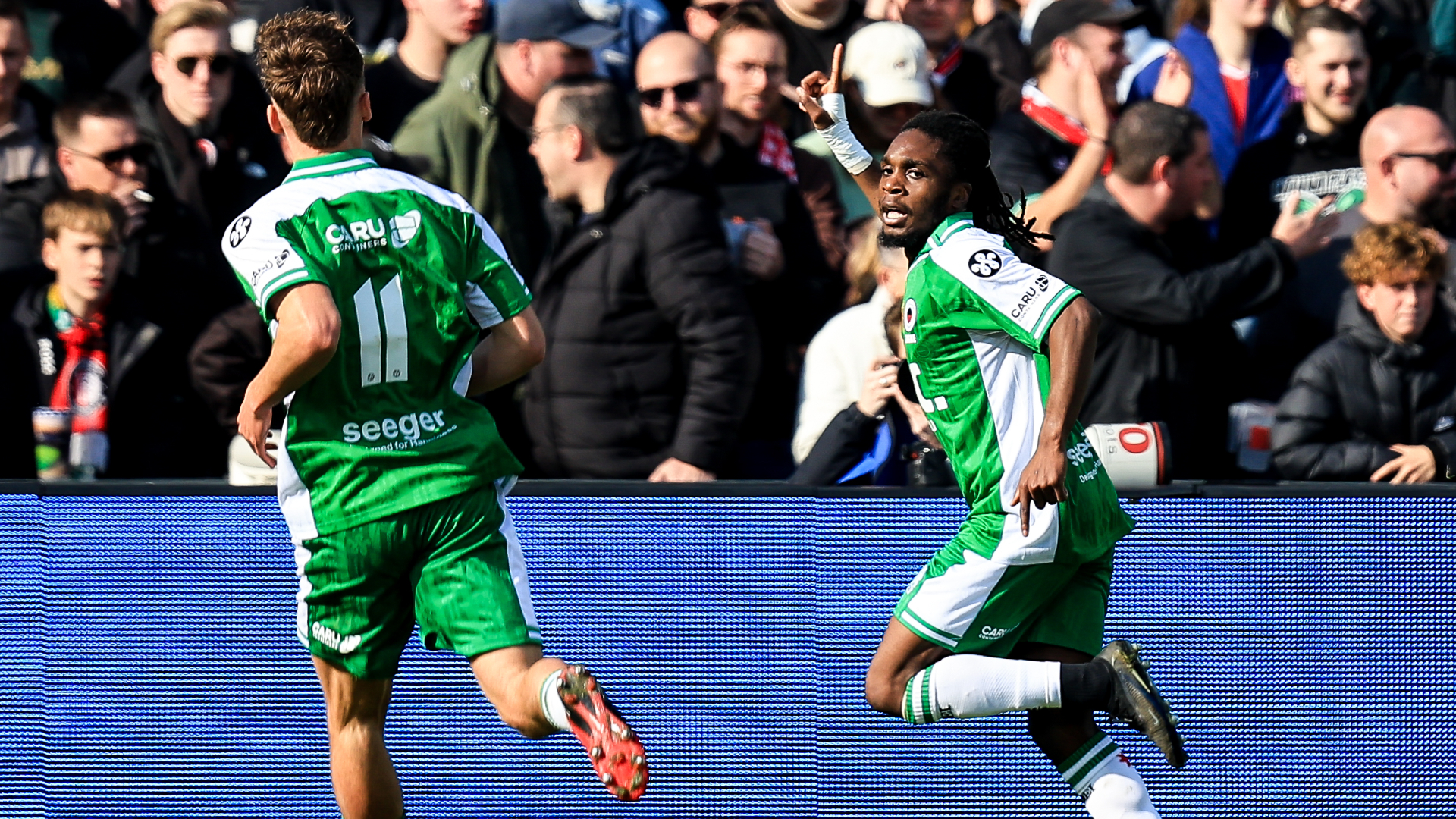 Arthur Zagré viert zijn prachtige openingstreffer in de Kuip