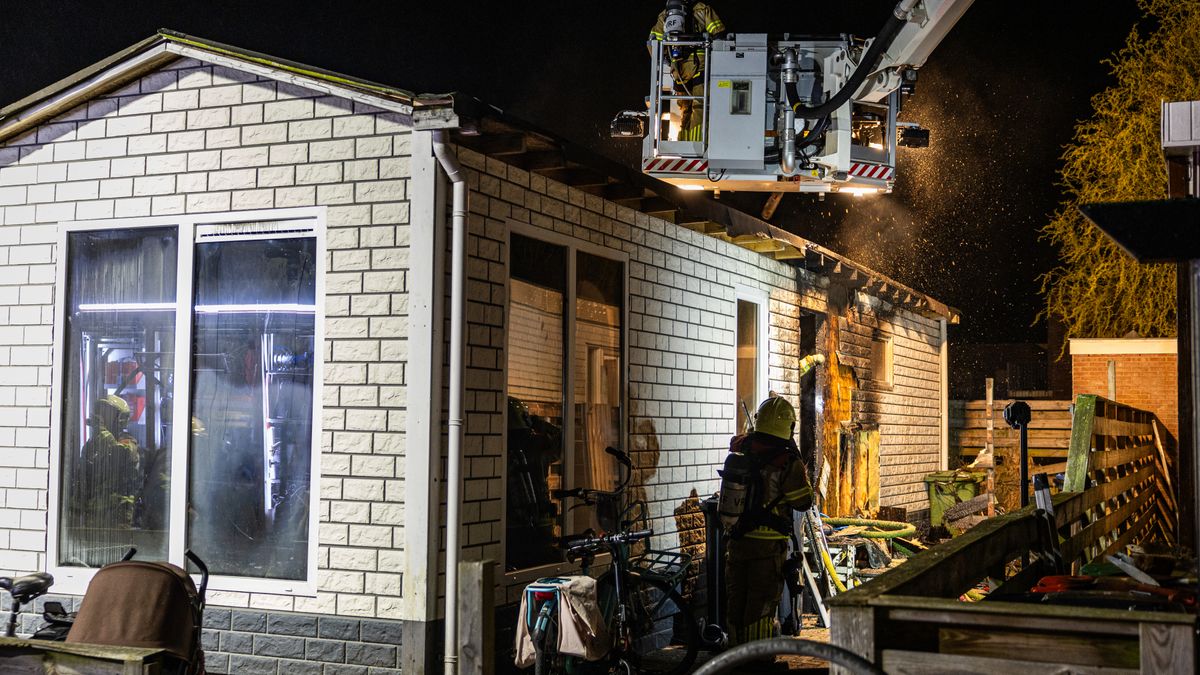 Brand achter gevel van woonwagen in Sneek, één persoon naar het ziekenhuis