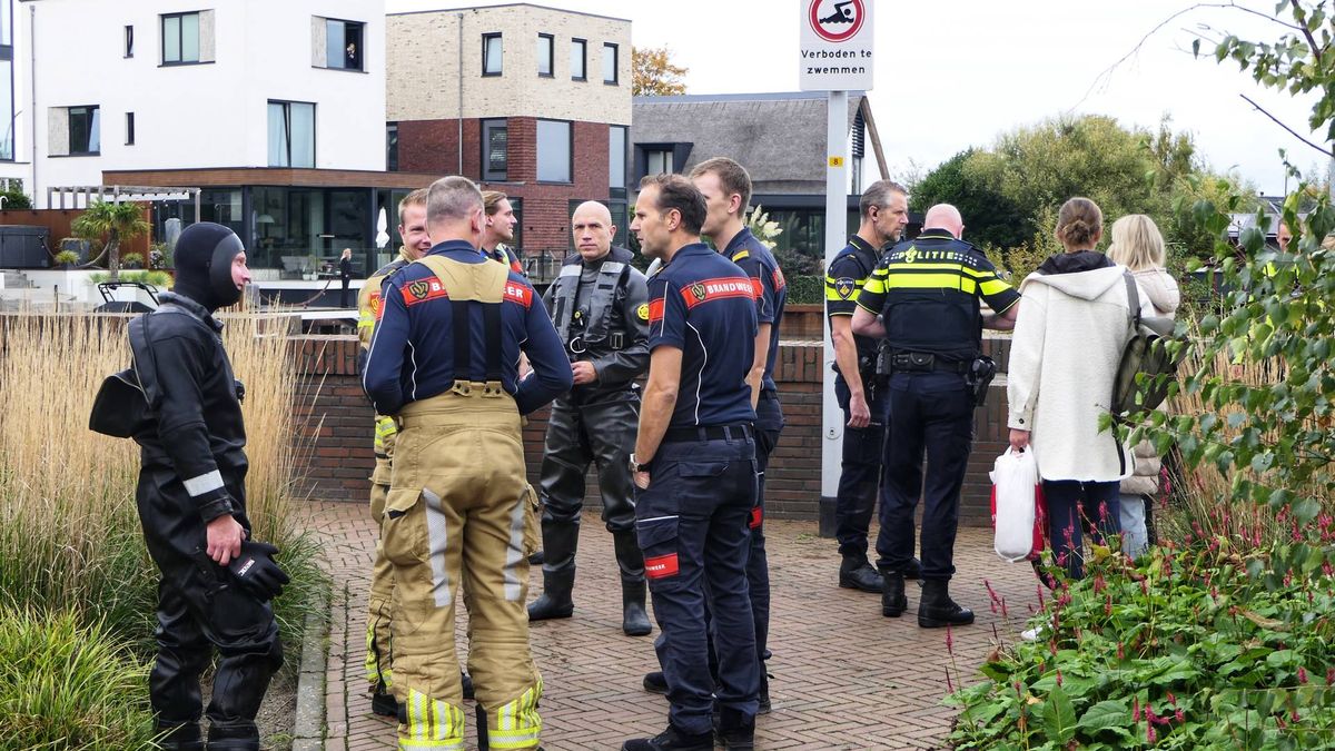 112 Nieuws: Brandweer haalt persoon uit water in Kampen | Automobilist gewond in Zwolle