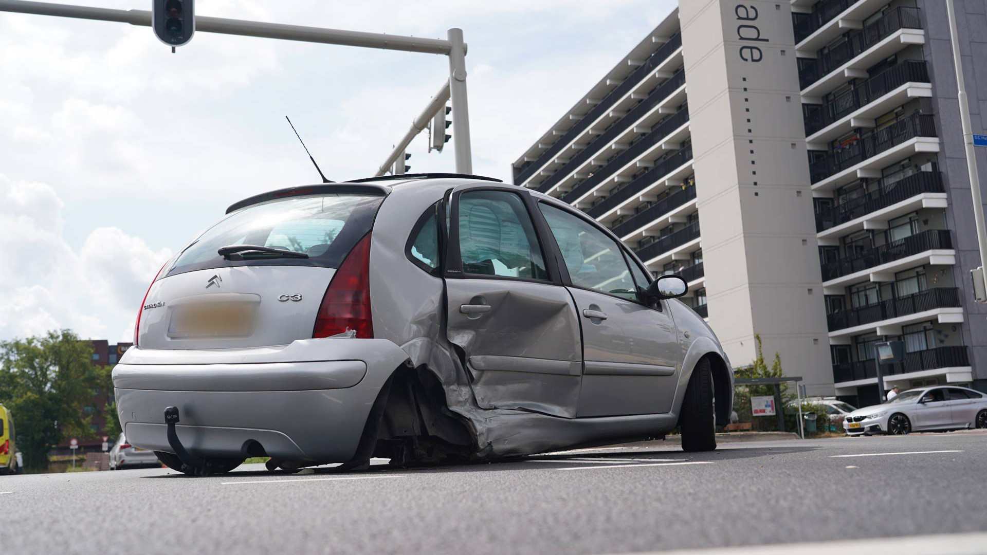 Kopstaartbotsing Lichtenvoorde • auto verliest wiel.