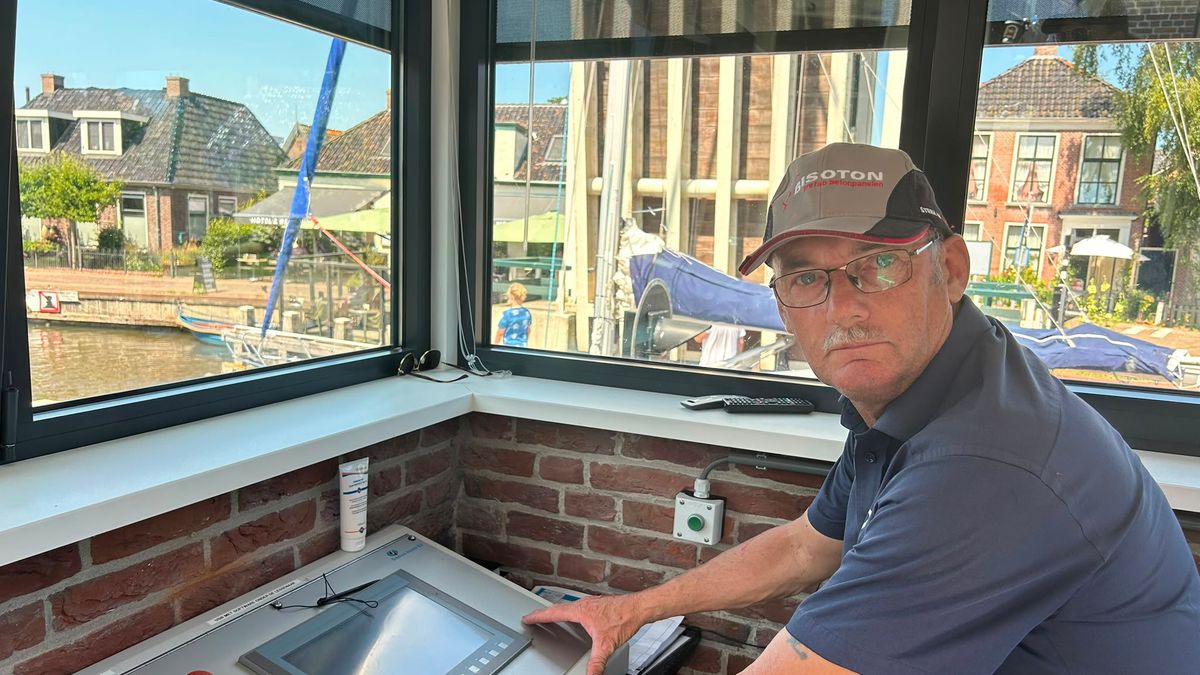 Brugwachter Sietse (65) fietst 30 kilometer op een dag tussen twee bruggen: 