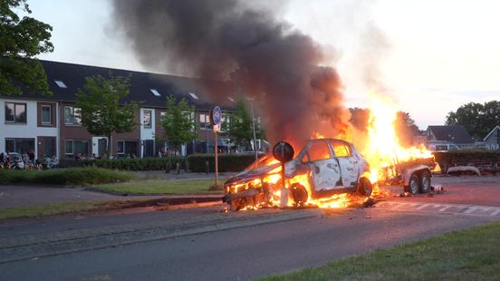 Auto gaat in vlammen op in onrustig Tuindorp