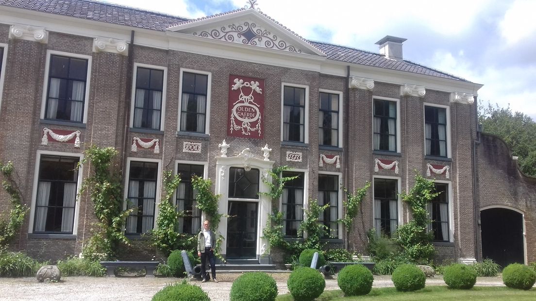 Frank van der Velden, hoofd afdeling Erfgoed van het  Drentse Landschap voor zijn troetelkind de Havezate Oldengaerde bij Dwingeloo
 (Rechten: Lydia Tuijnman/RTV Drenthe)