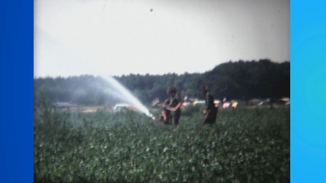 Soldaten helpen droogte 1976 bestrijden in Oud Bergentheim