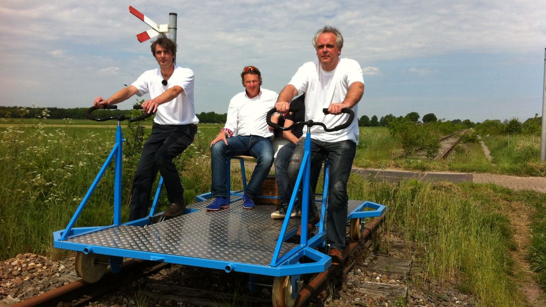 Chris Rijff (links) demonstreert een spoorfiets op de oude NAM-spoorlijn (Rechten: Serge Vinkenvleugel / RTV Drenthe)