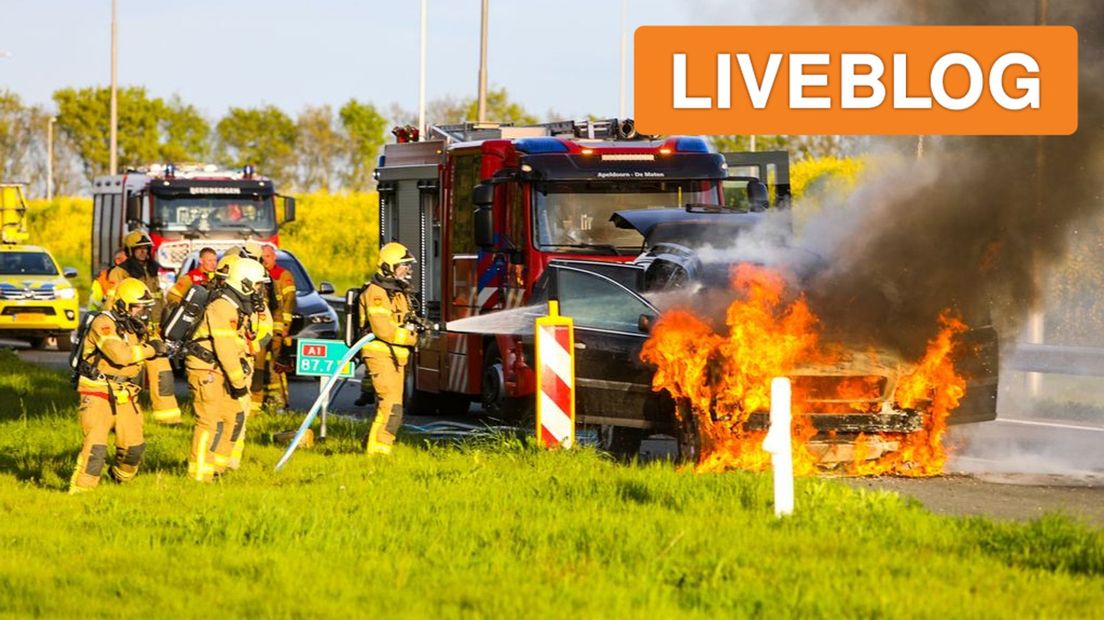 De brandende auto op de snelweg A50.