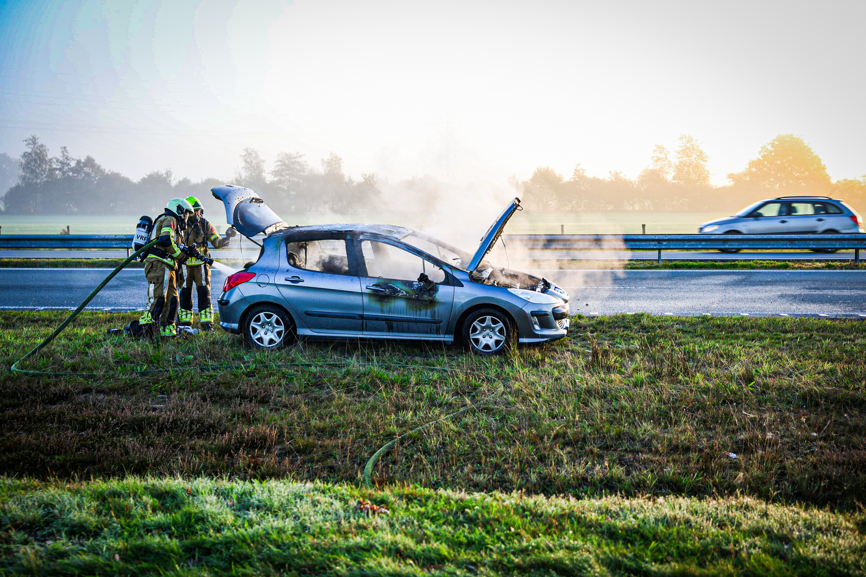 De auto langs de kant van de weg