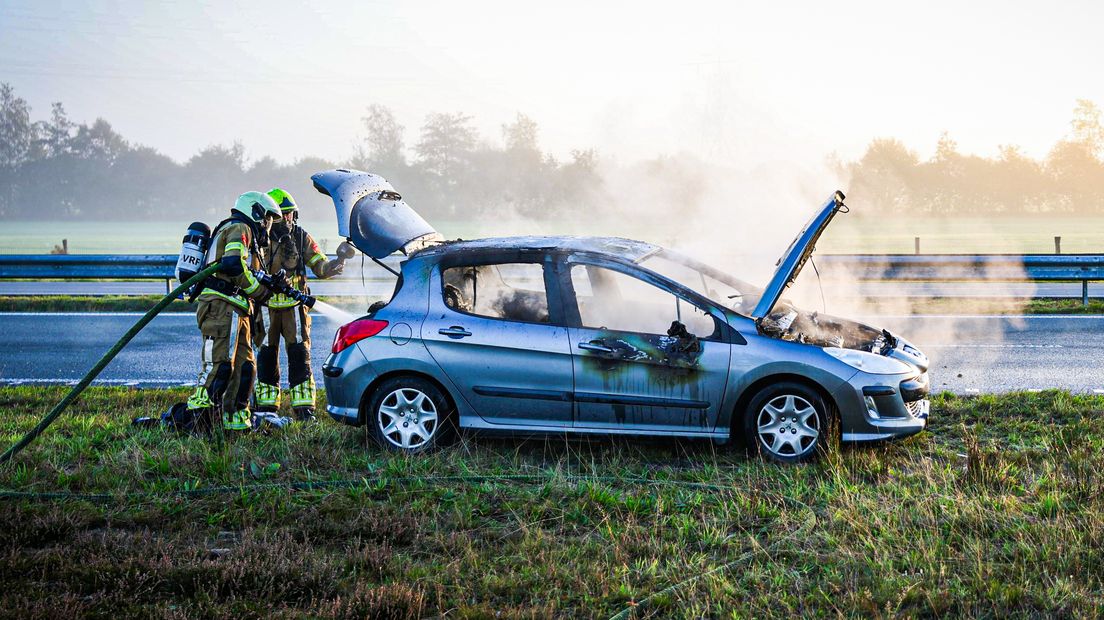 De auto langs de kant van de weg