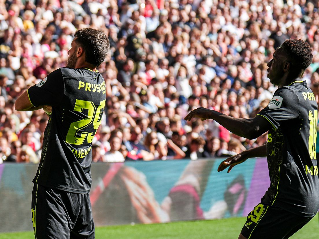 Santiago Gimenez viert de 0-2 voor Feyenoord tegen Ajax