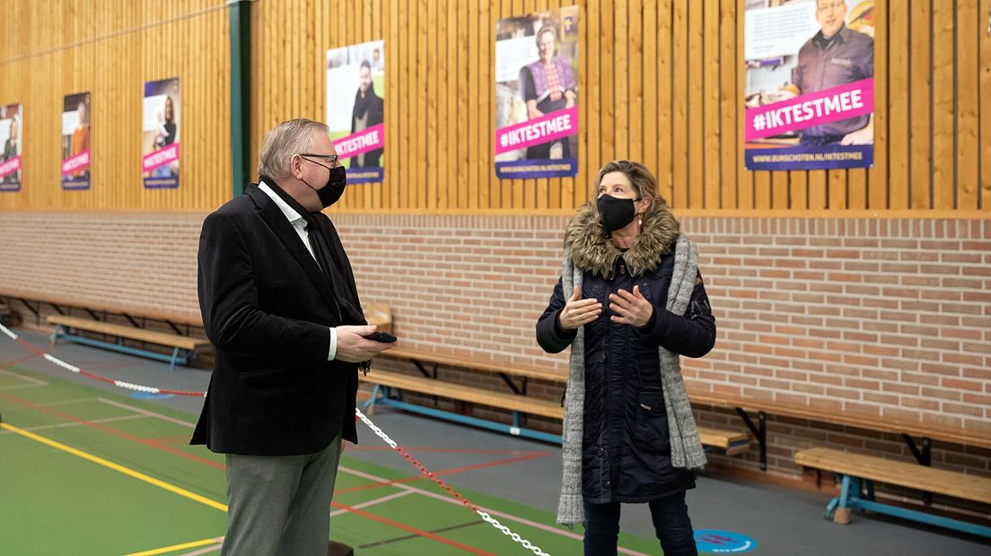 Burgemeester Melis van de Groep en directeur Judith Ludding van de GGD Regio Utrecht bekeken gistermorgen de testlocaties.