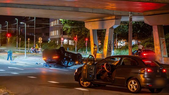 Auto slaat over de kop na botsing in Arnhem, één gewonde