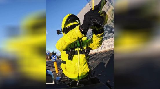 VIDEO: Politie trekt wapens bij arrestatie: 'Klauwen naar buiten!' Home