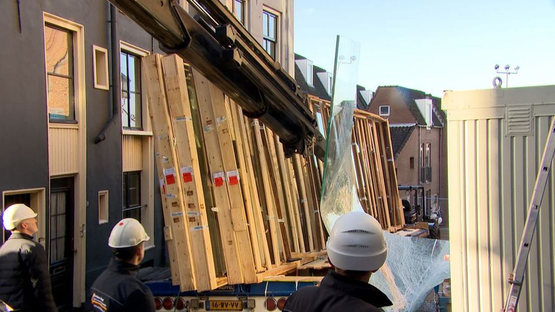 Glasplaten van duizenden kilo's sneuvelen in Nijmegen.