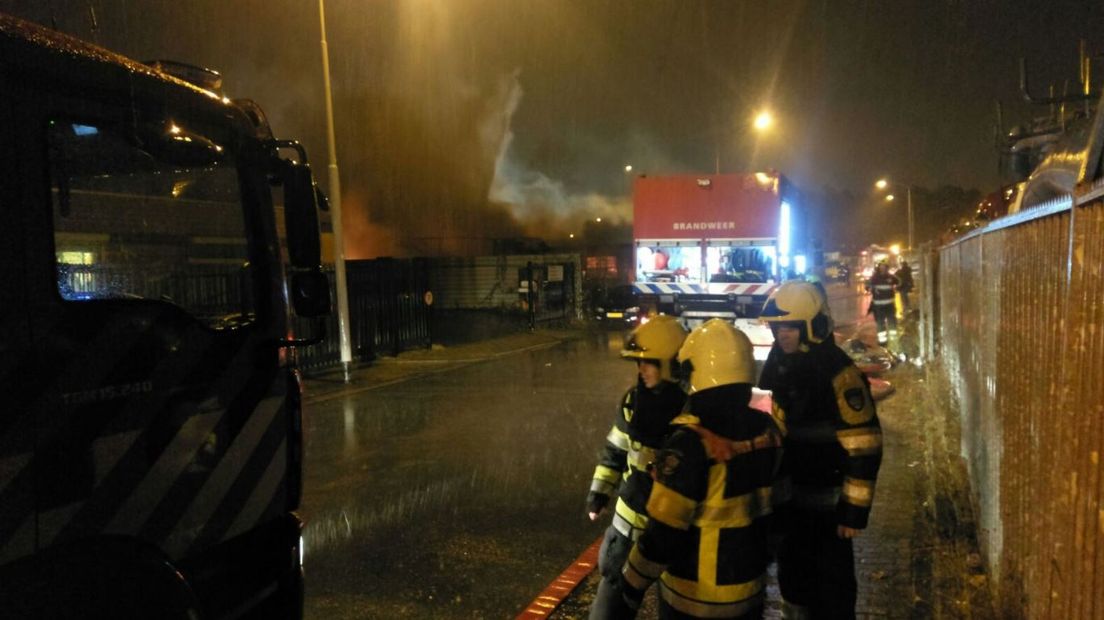 Bij een autobedrijf aan de Rouwenboschweg in Nijmegen heeft woensdagavond een zeer grote buitenbrand gewoed. De brandweer die met groot materieel was uitgerukt, had het vuur rond middernacht onder controle.