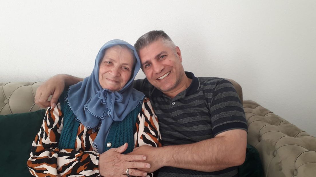 Orhan Delibas met zijn Turkse moeder in Arnhem (eigen privé foto)