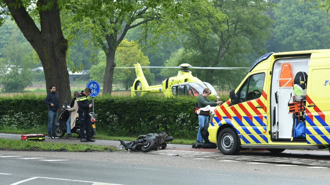 Een traumahelikopter is opgeroepen om medische hulp te verlenen.