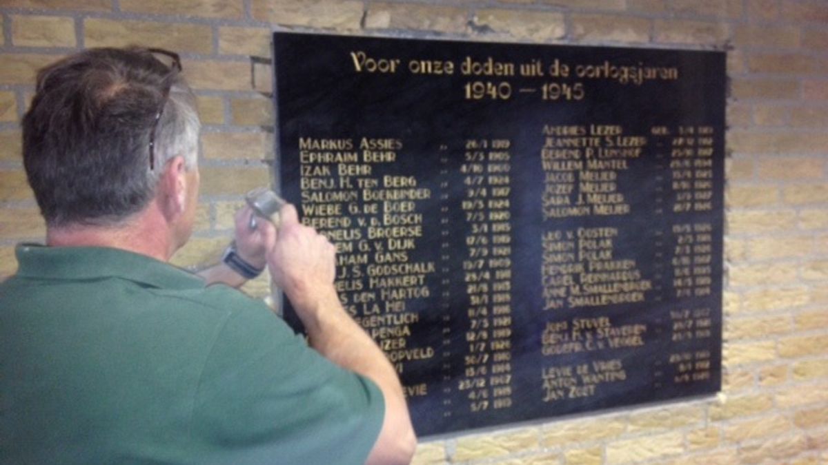 Gedenkplaat oorlog keert terug naar oude HBS - RTV Drenthe