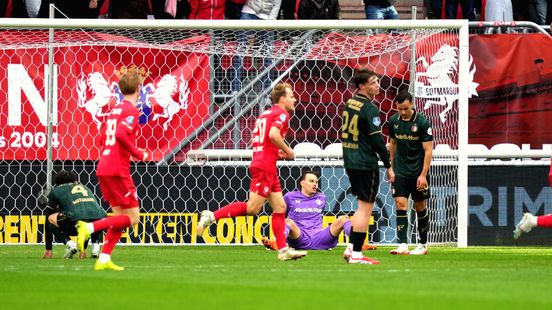 Blunder en blessures: Feyenoord met achterstand de rust in bij FC Twente