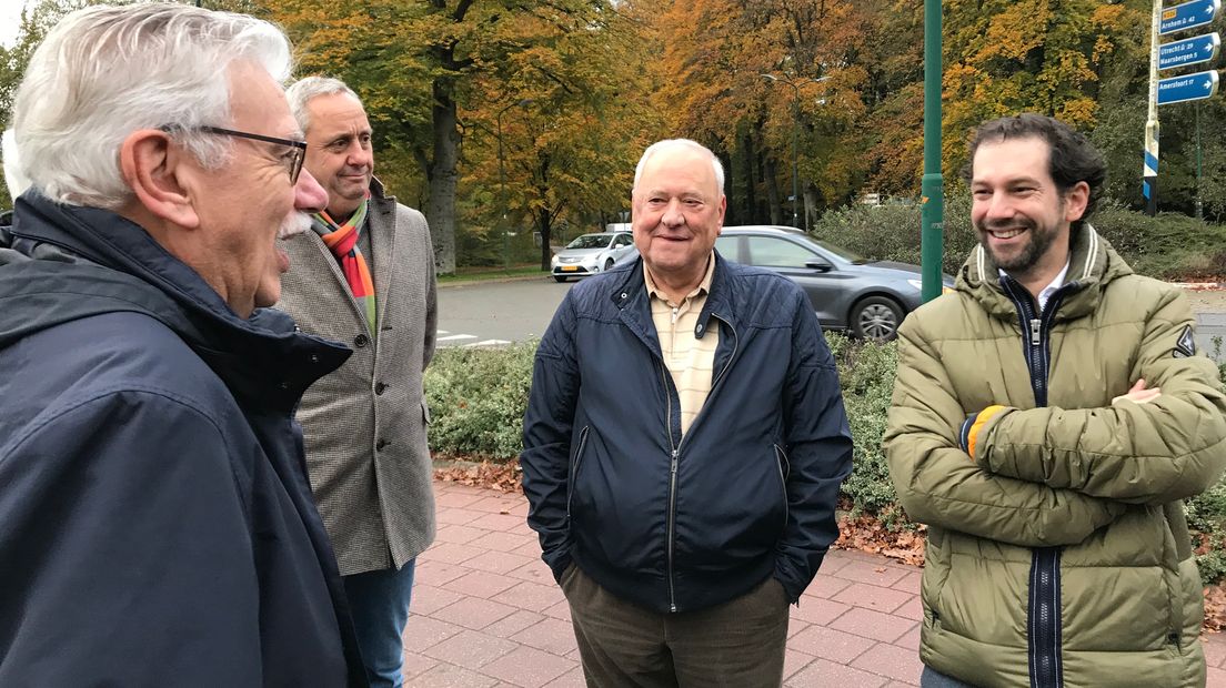 Leden van het buurtcomité met wethouder Hans Waaldijk (tweede van links) en gedeputeerde Schaddelee (rechts)