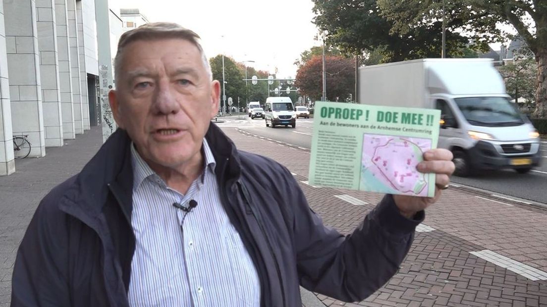 Bert Kuiper met de flyer.