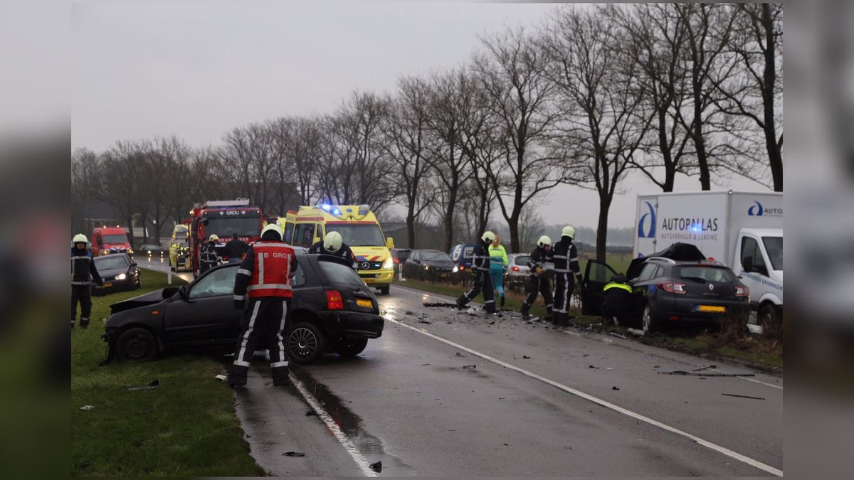 Frontale botsing op N354 bij Reduzum