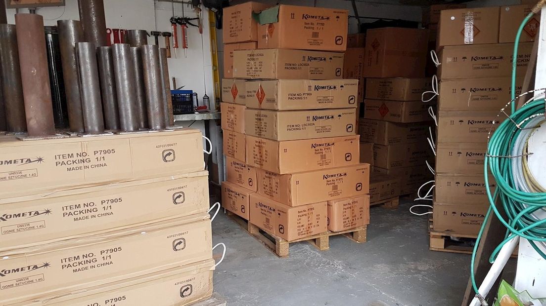 Enorme partij vuurwerk in garagebox