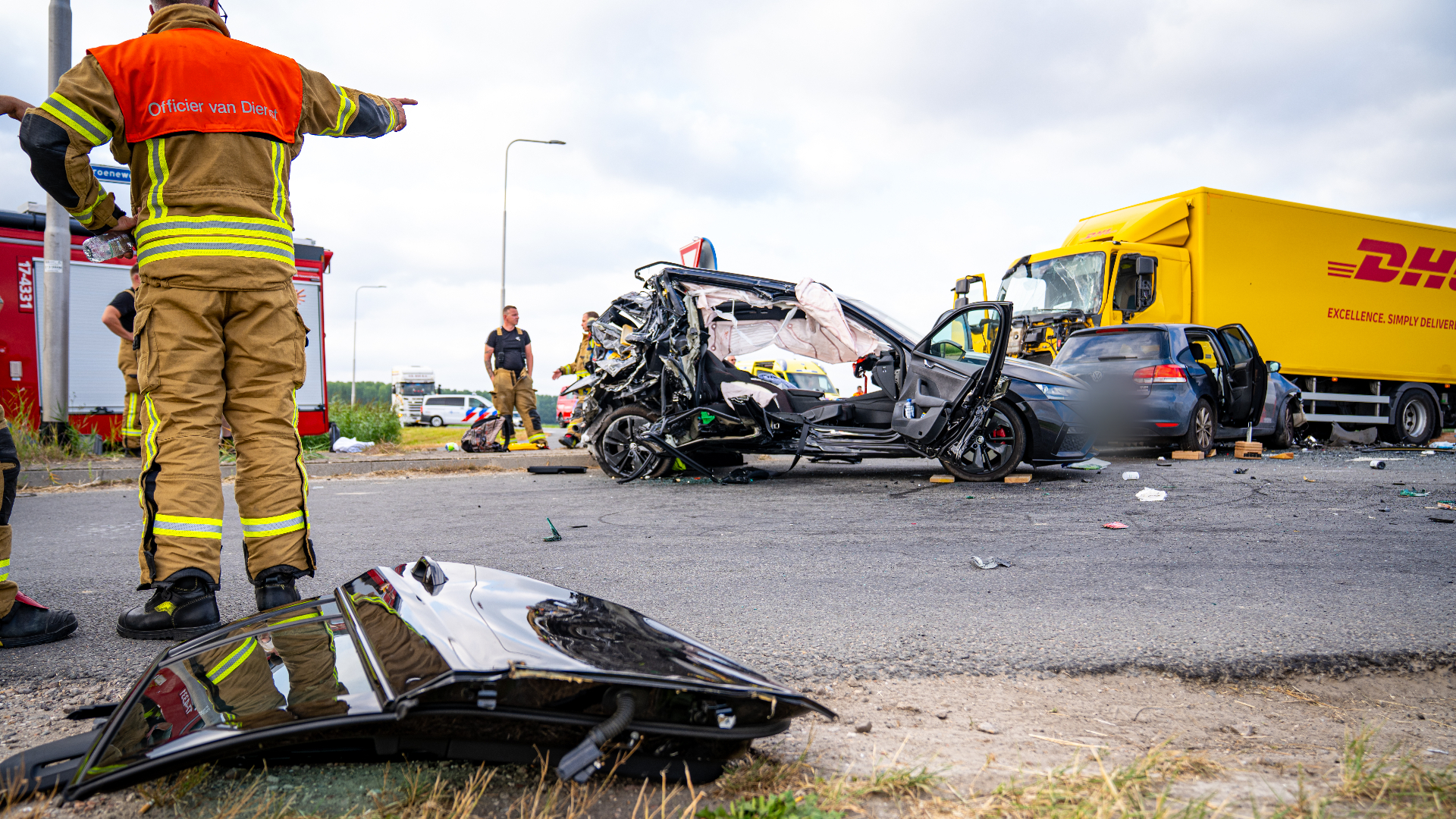 Een autodeur ligt aan de zijkant van de weg