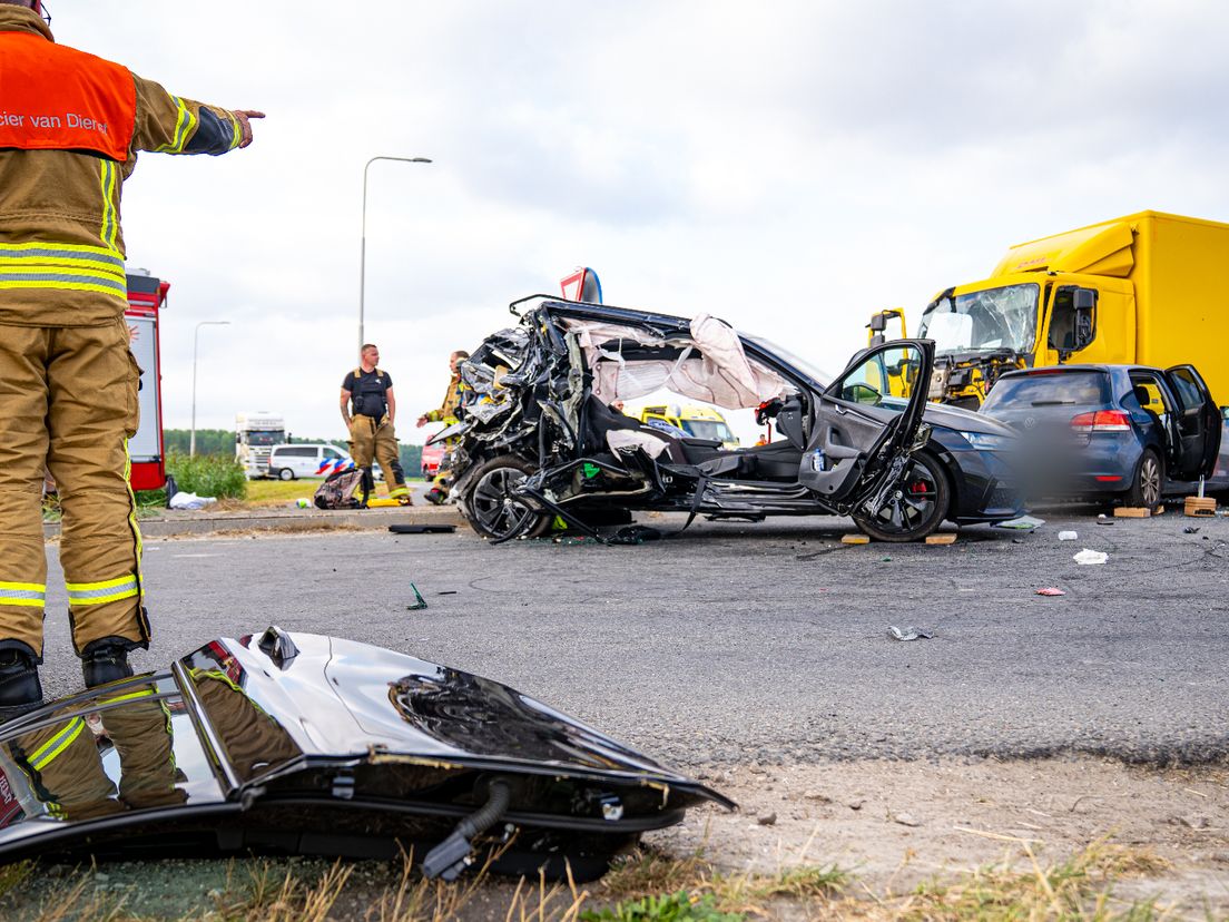 Een autodeur ligt aan de zijkant van de weg