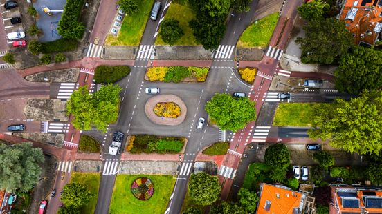 Gevaarlijke weg na meerdere zware ongelukken op de schop, maar het blijft wel een 50-weg. Gevaarlijke weg na meerdere zware ongelukken op de schop, maar het blijft wel een 50-weg.