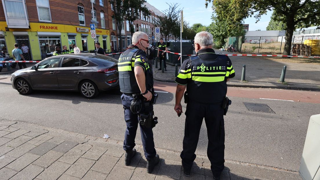 Politie doet onderzoek op de plek van de steekpartij in de Herman Costerstraat