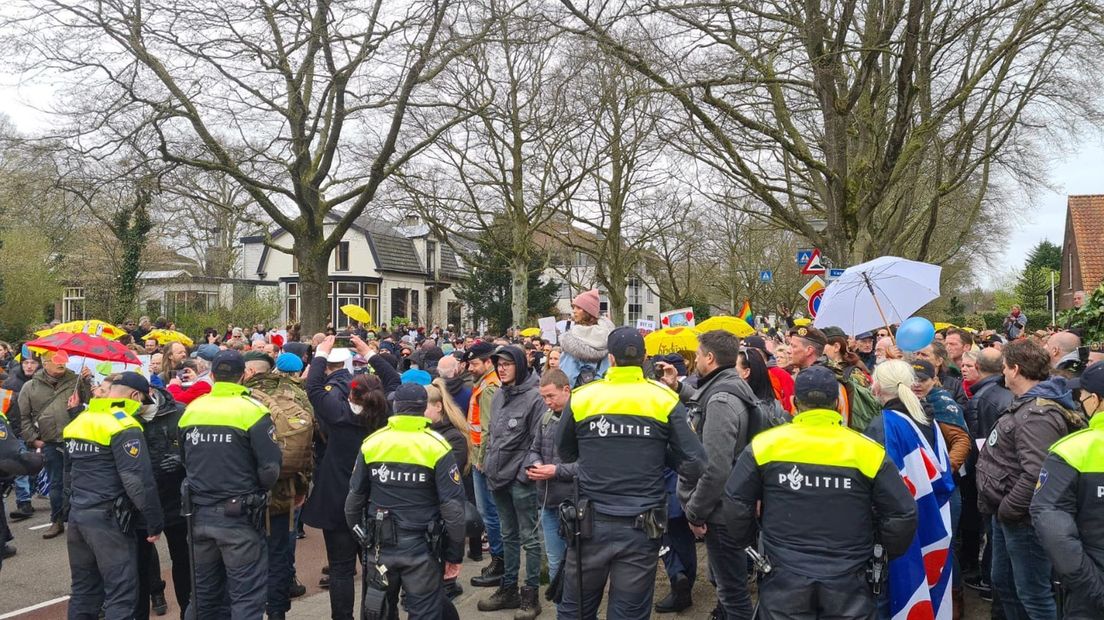 Politie in gesprek met de demonstranten.