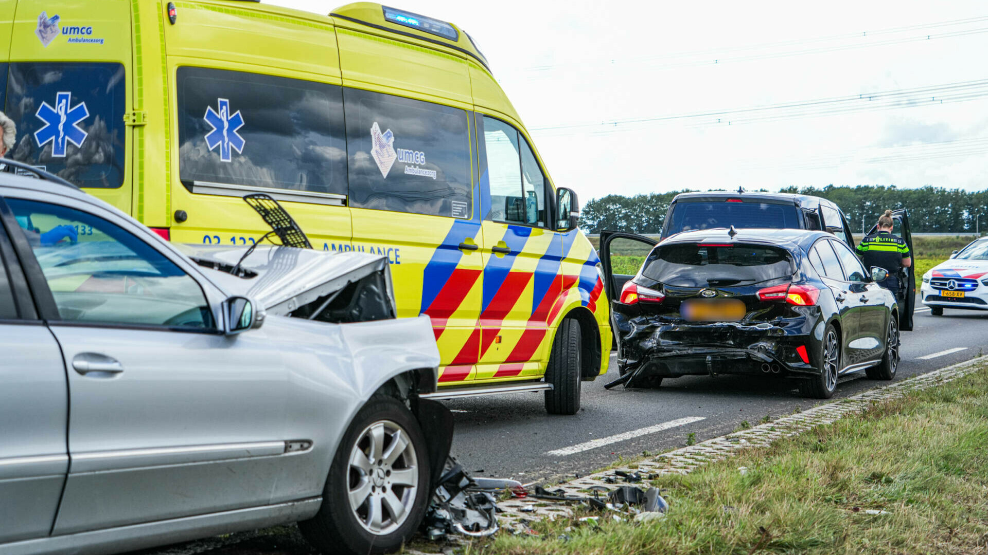 N381 deels afgesloten na botsing met drie autos.