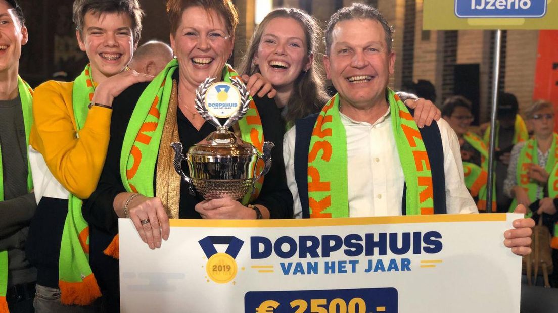 Anita Kraaijenbrink en Peter Vaags van het winnende dorpshuis met de beker en de cheque.