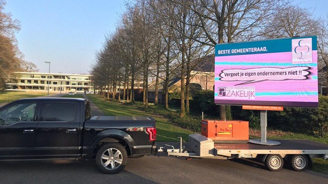 Een protestbord tegen de komst van de supermarkt staat voor het gemeentehuis van Tynaarlo in Vries