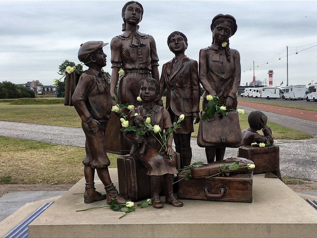 Er werden witte rozen bij het kindermonument gelegd in Hoek van Holland