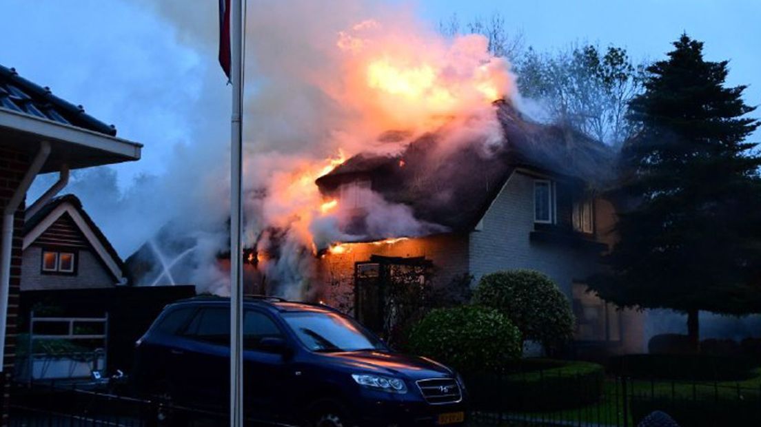 De uitslaande brand is lastig te blussen