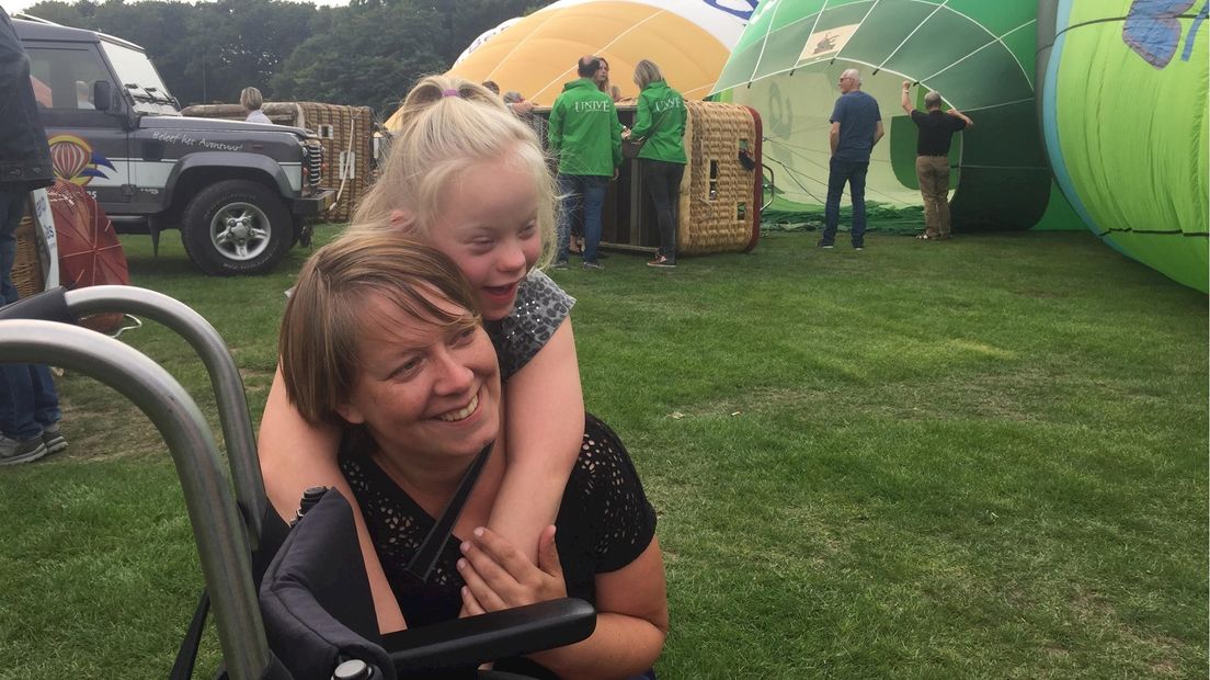 De Hengelose Marylinn en haar moeder vlak voor vertrek met de luchtballon