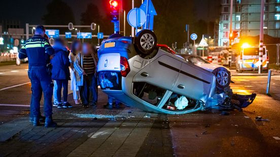 Auto op de kop na botsing voor Ahoy | Man op straat gestoken, politie valt huis binnen. Auto op de kop na botsing voor Ahoy | Man op straat gestoken, politie valt huis binnen.