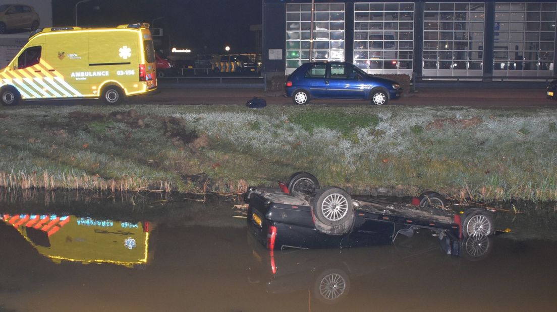 De auto raakte te water op industrie Blankenstein in Meppel (Rechten: Persbureau Meter)