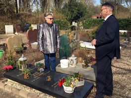 Pauwen vernielen graven Zuiderbegraafplaats